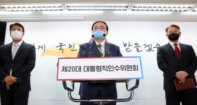 국가안보실장 내정자 김성한(가운데) 전 외교부 2차관과 안보실 1차장 내정자 김태효 전 청와대 대외전략기획관, 2차장 내정자 신인호(오른쪽) 전 청와대 위기관리비서관이 1일 오후 서울 통의동 대통령직인수위원회에서 국가안보실 관련 브리핑 뒤 취재진의 질의에 답하고 있다. (사진=뉴시스 제공)