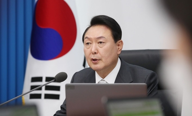  윤석열 대통령이 12일 서울 용산 대통령실 청사에서 열린 추가경정예산 편성을 위한 임시 국무회의를 주재하고 있다. (사진=뉴시스 제공)
