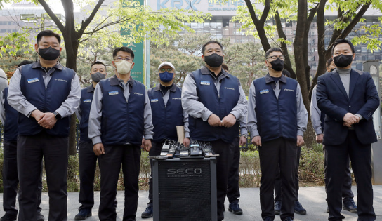 쌍용자동차 노동조합 선목래 위원장을 비롯한 노조원들이 21일 서울 영등포구 한국거래소 앞에서 상장폐지 사유 해소를 위한 개선기간 연장을 호소하고 있다.(사진=뉴시스 제공)