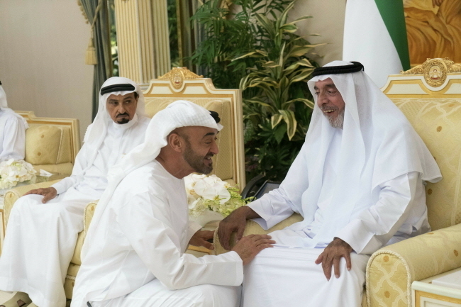 중동 아랍에미리트연합(UAE)의 연방 최고지도자(대통령)이자 연합 구성 7개 토후국 중 하나인 아부다비의 토후인 셰이크 칼리파 빈 자이예드 알 나히안 국왕이 73세로 타계했다.(AP/뉴시스)