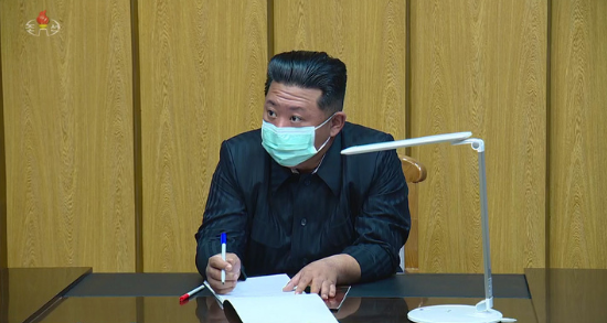 김정은 북한 국무위원장이 코로나19 확산 대응을 위해 12일 평양의 국가비상방역사령부를 방문해 회의를 주재하고 있다. (사진=조선중앙TV 캡처) 