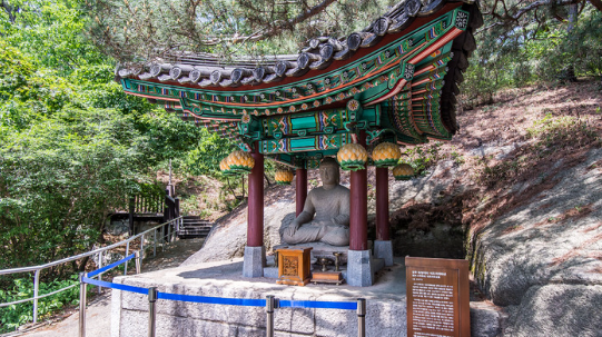 제20대 윤석열 대통령 취임일인 지난 10일 개방한 서울 종로구 청와대에서 경내 문화유산 석조여래좌상이 공개되고 있다.(사진=뉴시스 제공)
