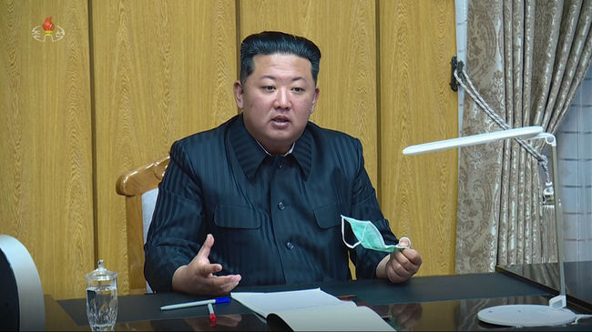 김정은 북한 국무위원장이 코로나19 확산 대응을 위해 12일 평양의 국가비상방역사령부를 방문해 회의를 주재했다고 조선중앙TV가 13일 보도했다. (사진=조선중앙TV 캡처)
