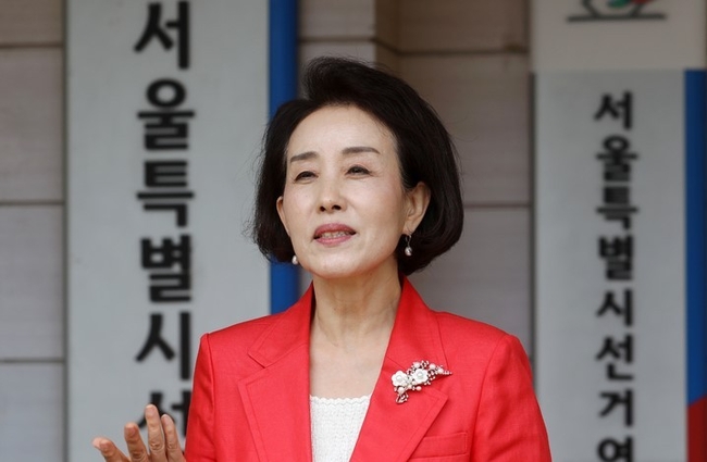 박선영 서울시교육감 예비후보가 지난 13일 오후 서울 종로구 서울시선거관리위원회에서 제8회 전국동시지방선거 후보자 등록을 마친 뒤 소감을 말하고 있다.