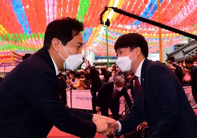 국민의힘 이준석 대표(오른쪽)와 오세훈 서울시장이 8일 오전 서울 종로구 조계사에서 열린 '불기2566년 부처님오신날 법요식'에 참석해 인사를 나누고 있다.