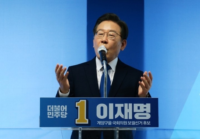 제8회 전국동시지방선거 함께 치러지는 인천 계양을 보궐선거에 출마한 더불어민주당 이재명 후보 겸 총괄선거대책위원장이 14일 오전 인천시 계양구 선거사무소에서 지지를 호소하고 있다.