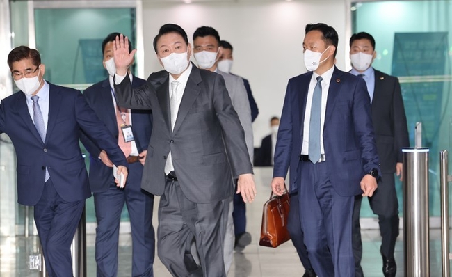 윤석열 대통령이 지난 12일 서울 용산 대통령실 청사로 출근하고 있다. (대통령실통신사진기자단)