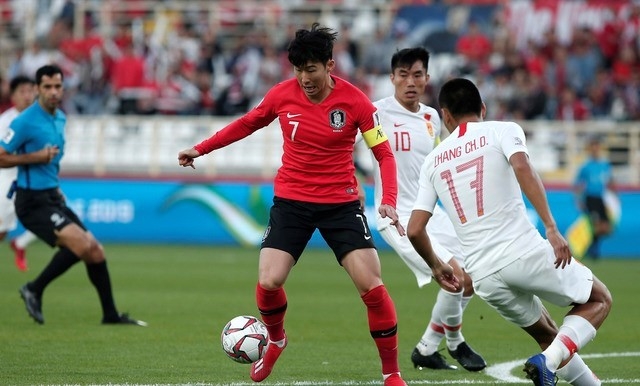 손흥민이 16일(현지시간) 아랍에미리트 아부다비 알나얀 경기장에서 열린 2019 아시아축구연맹(AFC) 아시안컵 조별리그 C조 3차전 중국과의 경기에서 공을 다투고 있다.