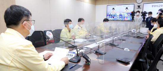 이기일 중앙재난안전대책본부 1총괄조정관(보건복지부 제2차관)이 지난 11일 오전 정부세종청사에서 열린 코로나19 대응 중대본 회의에서 모두발언을 하고 있다. 중대본 본부장인 국무총리와 1차장인 보건복지부 장관, 2차장인 행정안전부 장관은 모두 참석하지 않았다.(사진=뉴시스 제공)