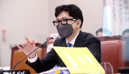 한동훈 법무부장관 후보자가 지난 9일 서울 여의도 국회에서 열린 인사청문회에서 의원 질의에 답변하고 있다.(사진=뉴시스 제공)