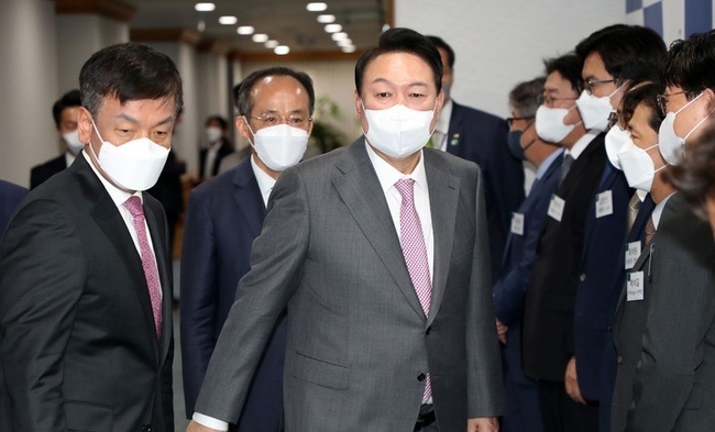 윤석열 대통령이 지난 13일 오전 서울 중구 국제금융센터에서 열린 거시금융상황 점검회의에 추경호 경제부총리 겸 기획재정부 장관, 최상목 경제수석과 함께 참석하고 있다.
