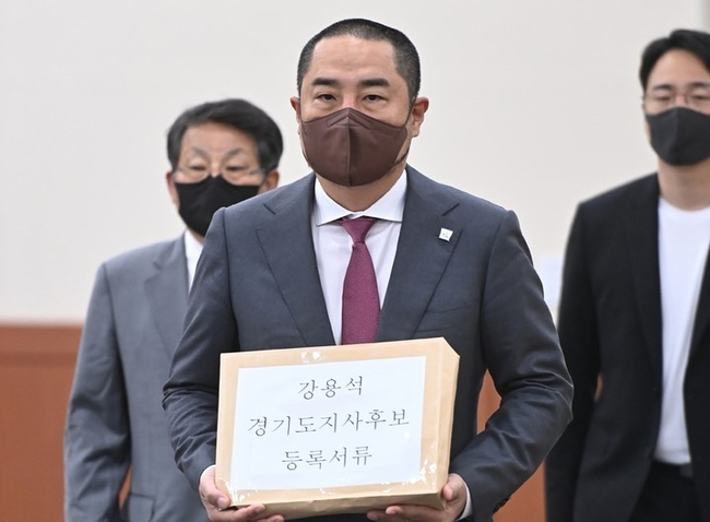 강용석 무소속 경기도지사 후보가 12일 오전 후보자 등록을 하기 위해 경기도 수원시 영통구 경기도선거관리위원회로 들어서고 있다.