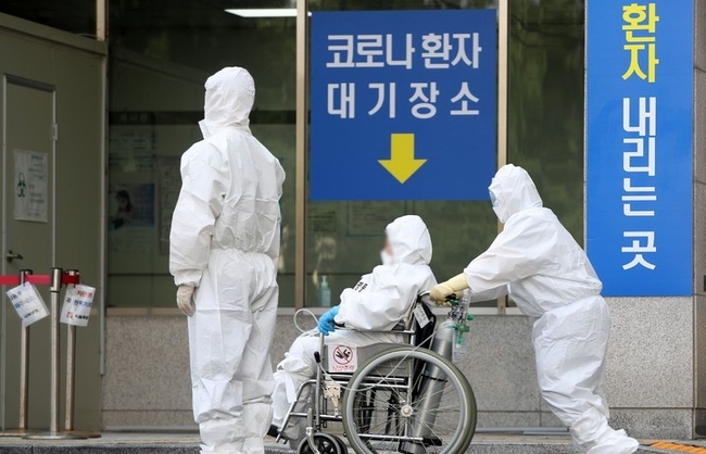서울 은평구 서울시립서북병원에서 의료진들이 환자를 이송하고 있다.