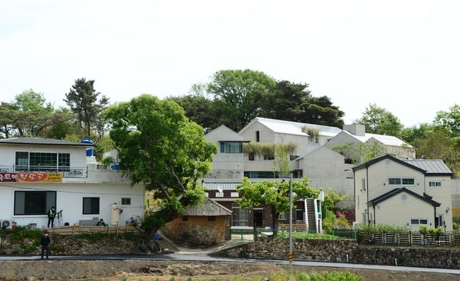  15일 오전 경남 양산시 하북면 평산마을 문재인 전 대통령 사저에 쳐졌던 가림막이 설치 하루만에 치워져 있다.