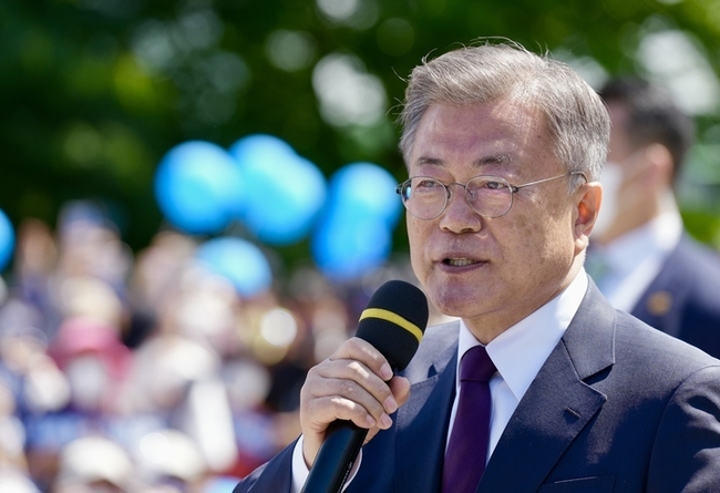 문재인 전 대통령이 10일 경남 양산 사저로 가기 위해 울산역에 도착해 지지자들에게 인사말을 하고 있다. (사진=문재인 전 대통령측 제공)