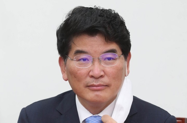 박완주 더불어민주당 정책위의장이 5일 오전 서울 여의도 국회에서 열린 최고위원회에 참석해 있다. (공동취재사진)