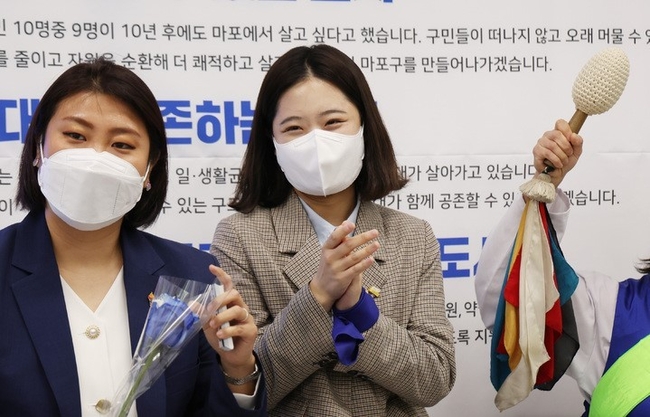 국회사진기자단 = 박지현 더불어민주당 공동비상대책위원장이 15일 서울 마포구 차해영 더불어민주당 마포구의원 후보 선거사무소에서 열린 개소식에 참석하고 있다.