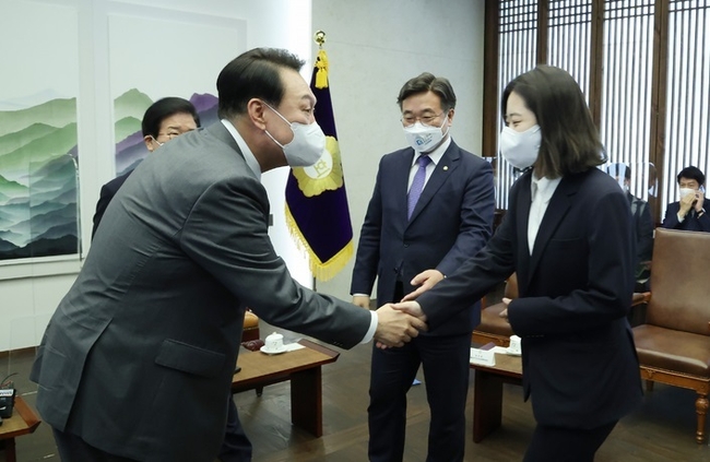 윤석열 대통령이 16일 오전 서울 여의도 국회 접견실에서 시정연설에 앞서 열린 국회의장 및 여야 지도부 사전 환담에서 박지현 더불어민주당 공동비상대책위원장과 악수하고 있다. (사진=뉴시스 제공)