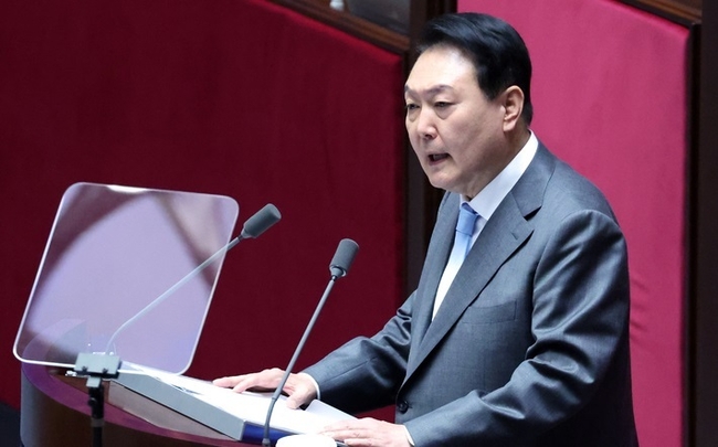 윤석열 대통령이 16일 국회 본회의장에서 코로나19 손실보상을 위한 추가경정예산(추경)안 시정연설을 하고 있다. (사진=뉴시스 제공)