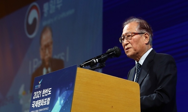 정세현 민주평화통일자문회의 수석부의장이 지난해 8월 31일 오전 서울 영등포구 전경련회관에서 열린 2021 한반도국제평화포럼에 참석해 남북 기본합의서 30주년 평가 및 남북관계 비전을 주제로 기조연설을 하고 있다.(사진=뉴시스 제공)