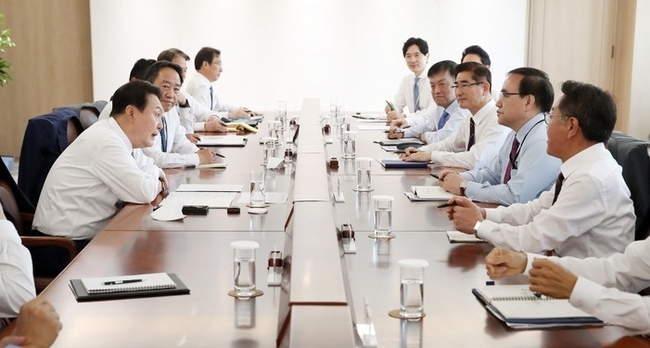 윤석열 대통령이 지난 11일 서울 용산 대통령실 청사 대회의실에서 열린 수석비서관회의를 주재하고 있다. (사진=뉴시스 제공)