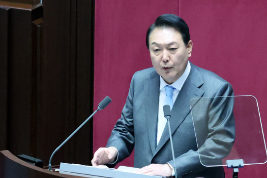 윤석열 대통령이 지난 16일 오전 서울 여의도 국회 본회의장에서 소상공인 손실보상 추가경정예산안 시정연설을 하고 있다.(사진=뉴시스 제공)