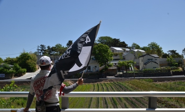 지난 14일 오전 경남 양산시 하북면 평산마을 문재인 전 대통령 사저 앞 도로에서 한 보수단체 회원이 문 전 대통령을 비판하는 시위를 하고 있다. 이날 평산마을은 몇몇 주민과 관광객만 오갈뿐 대체로 평온한 분위기다. (사진=뉴시스 제공)