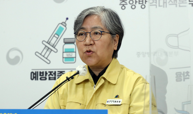정은경 중앙방역대책본부장(질병관리청장)이 지난 4월13일 오후 충북 청주 질병관리청에서 60세 이상 연령층의 코로나19 4차 접종 계획과 노바백스 백신접종 실시 계획, 코로나19 확진자의 예방접종 권고 기준 등을 발표하고 있다.(사진=뉴시스 제공)