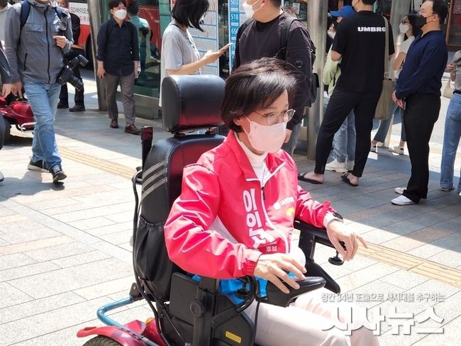 대구 수성구을 국회의원 보궐선거에 나서는 이인선 국민의힘 후보가 장애인 이동권 체험하고 있다.
