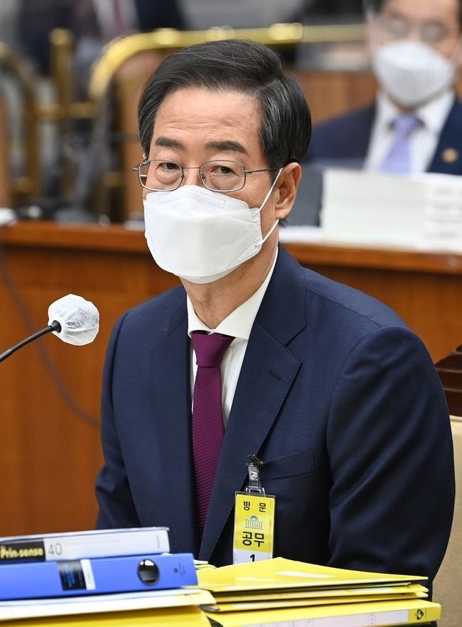  한덕수 국무총리 후보자가 지난 3일 서울 여의도 국회에서 열린 인사청문회에서 이해식 더불어민주당 의원이 '후보자가 고문으로 활동한 국내 최대 로펌 '김앤장'의 일제 전범기업 및 가습기살균제참사 기업 변론 사실을 알고있나'라고 묻자 "몰랐다"고 말하고 있다.(사진=뉴시스 제공)