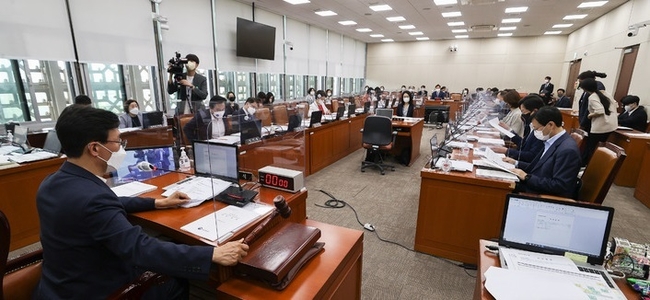 17일 서울 여의도 국회에서 열린 보건복지위원회 전체회의에서 김민석 위원장이 의사봉을 두드리고 있다. (사진=뉴시스 제공)