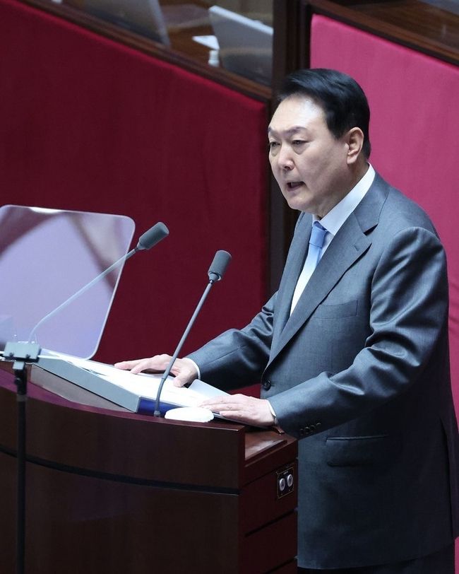 윤석열 대통령이 지난 16일 오전 서울 여의도 국회 본회의장에서 소상공인 손실보상 추가경정예산안 시정연설을 하고 있다. (사진=뉴시스 제공)