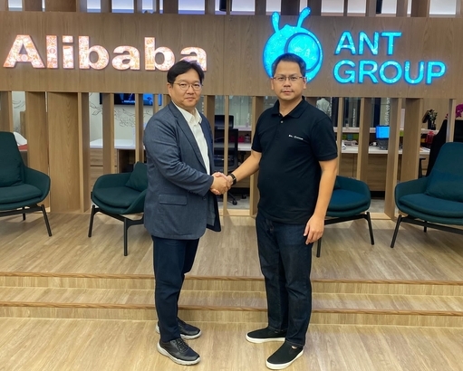 2022년 4월 11일 중국 안트그룹의 Derrick Loi 글로벌 사업본부장과 그렉터 김현수 부사장(사진 왼쪽)은 싱가포르 안트그룹 HQ 오피스에서 Blockchain 관련 파트너십 제휴를 맺었다.