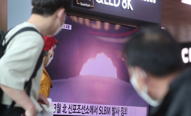 합동참모본부가 북한이 함경남도 신포 해상 일대서 동해상으로 SLBM으로 추정되는 단거리 탄도 미사일 1발을 발사한 것을 탐지했다고 밝힌 지난 7일 서울역에서 시민들이 뉴스를 보고 있다. (사진=뉴시스 제공)