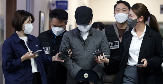 우리은행에서 6년 동안 614억 가량을 횡령한 혐의를 받는 직원 A씨가 6일 오전 서울 중구 남대문경찰서에서 검찰로 송치되고 있다.(사진=뉴시스 제공)