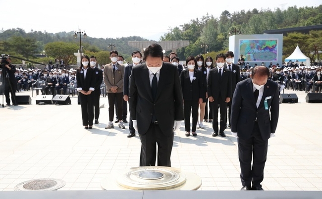 윤석열 대통령은 18일 광주 북구 국립5·18민주묘지에서 '오월을 드립니다'라는 주제로 열리는 제42주년 5·18민주화운동 기념식에 참석했다.(사진=뉴시스 제공)