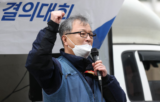 진경호 전국택배노동조합 위원장이 지난 3월8일 오후 서울 중구 CJ대한통운 본사 앞에서 열린 공동합의 이행, 집단해고 중단 촉구 택배노동자 결의대회에서 대회사를 하고 있다.(사진=뉴시스 제공)