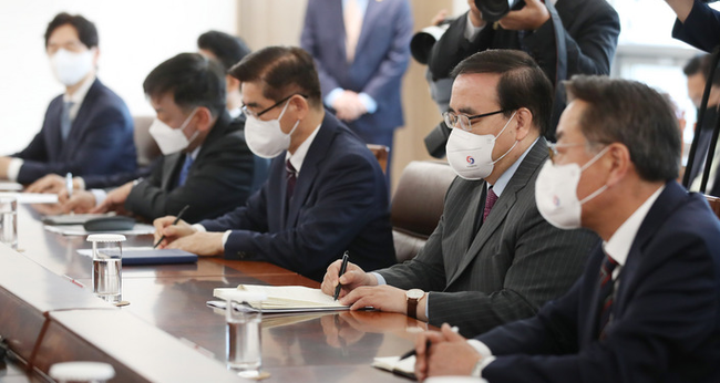 김성한 국가안보실장이 11일 서울 용산 대통령실 청사 대회의실에서 열린 수석비서관회의에서 윤석열 대통령의 발언을 메모하고 있다.(사진=뉴시스 제공)