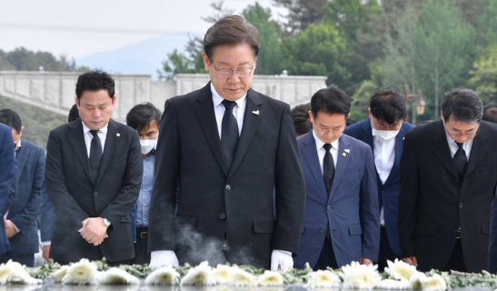 더불어민주당 총괄 상임선대위원장인 이재명 인천 계양을 국회의원 후보가 5·18민주화운동 42주기를 하루 앞둔 17일 광주 북구 운정동 국립5·18민주묘지를 찾아 오월 영령 앞에 헌화·분향하고 있다.(사진=뉴시스 제공)