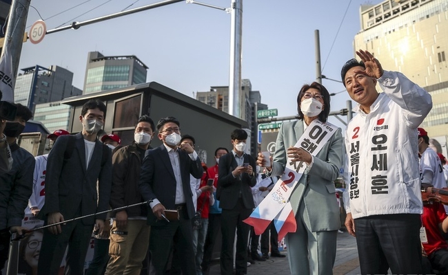 오세훈 국민의힘 서울시장 후보와 이행자 국민의힘 관악구청장 후보가 19일 서울 관악구 서울대입구역에서 출근 인사를 하고 있다. (사진=뉴시스 제공)