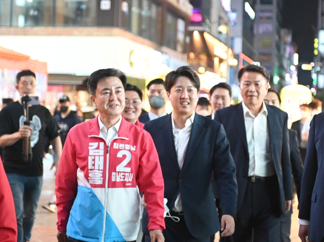 김태흠 국민의힘 충남도지사 후보가 19일 자정 당 지도부와 함께 천안시 서북구 신불당동 젊음의거리 거리인사로 제8회 전국동시지방선거 공식 첫 유세 일정을 시작했다.(사진=김태흠 선거캠프 제공)