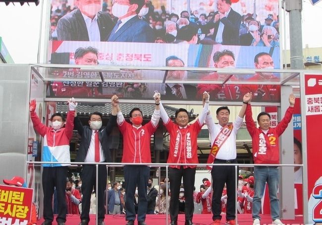  6·1 지방선거 공식 선거운동이 시작된 19일 오전 국민의힘 충북도당이 청주 육거리 종합시장 앞에서 선대위 관계자와 청주권 후보 등이 참석한 가운데 출정식을 하고 필승 결의를 다졌다.(사진=뉴시스 제공)