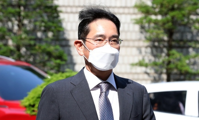삼성 부당합병 의혹으로 재판을 받고 있는 이재용 삼성전자 부회장이 19일 오전 서울 서초구 서울중앙지방법원에서 열린 46차 공판에 출석하고 있다.(사진=뉴시스 제공)