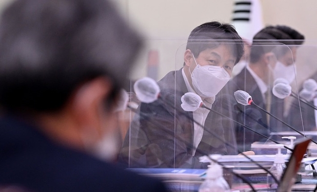 윤건영 더불어민주당 의원이 지난해 10월21일 서울 여의도 국회에서 열린 외교통일위원회의 외교부, 통일부 등에 대한 종합감사에서 질의하고 있다.(사진=뉴시스 제공)