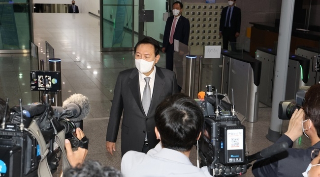 윤석열 대통령이 지난 19일 서울 용산 대통령실 청사로 출근하며 취재진 질문을 받고 있다. (사진=뉴시스 제공)
