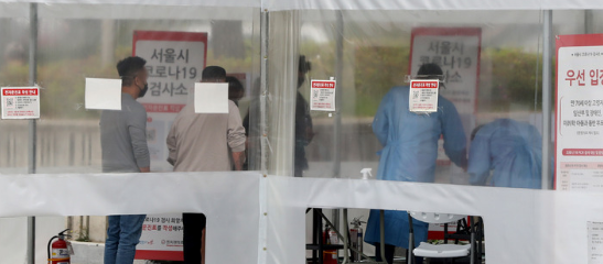 지난 8일 운영이 종료된 서울 송파구 잠실종합운동장 제2주차장 임시선별검사소에서 시민이 코로나19 검사를 받기 위해 줄 서 있는 모습.(사진=뉴시스 제공)
