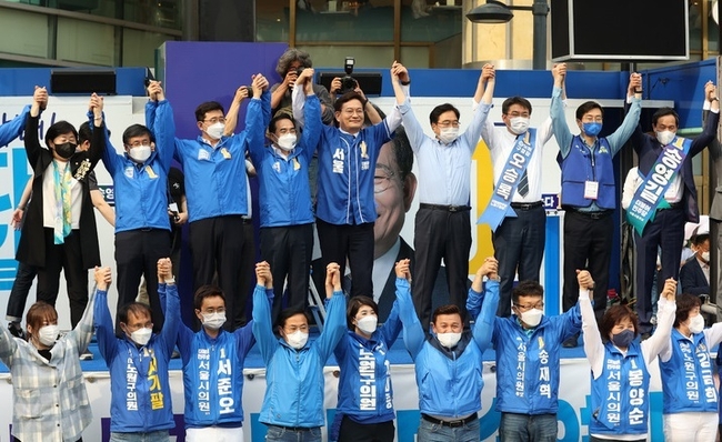 송영길(뒷줄 왼쪽 다섯번째) 더불어민주당 서울시장 후보가 지난 19일 서울 노원역 인근에서 열린 집중유세에서 박홍근(뒷줄 왼쪽 네번째) 원내대표 및 당 지도부와 오승록 노원구청장 후보를 비롯한 후보자들과 함께 선거 승리를 다짐하고 있다.(사진=뉴시스 제공)