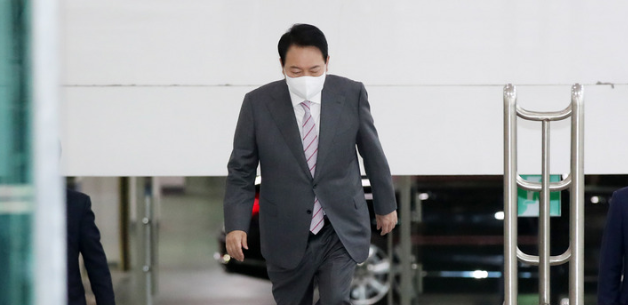 윤석열 대통령이 20일 서울 용산 대통령실 청사로 출근하고 있다.(사진=뉴시스 제공)