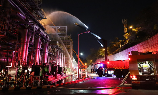 19일 오후 울산시 울주군 온산공단 S-OIL(에쓰오일) 공장에서 폭발·화재 사고가 발생해 소방당국이 진화 작업을 벌이고 있다. (사진=소방청 제공)