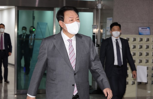 윤석열 대통령이 20일 서울 용산 대통령실 청사로 출근하고 있다. (사진=뉴시스 제공)